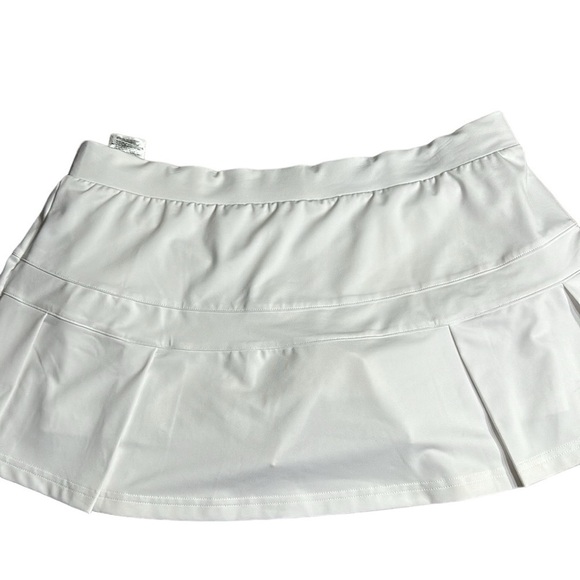 ADIDAS white skort with pleats on the bottom  half . Then two horizontal bands. - Picture 11 of 11